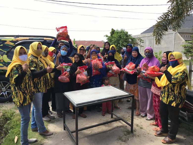 Wujud Kepedulian, Istri Ketua AMPG Riau Bagikan Paket Sembako